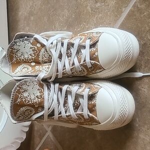 CONVERSE Chuck Taylor All star women's sz 6. FALL WHEAT FLORAL